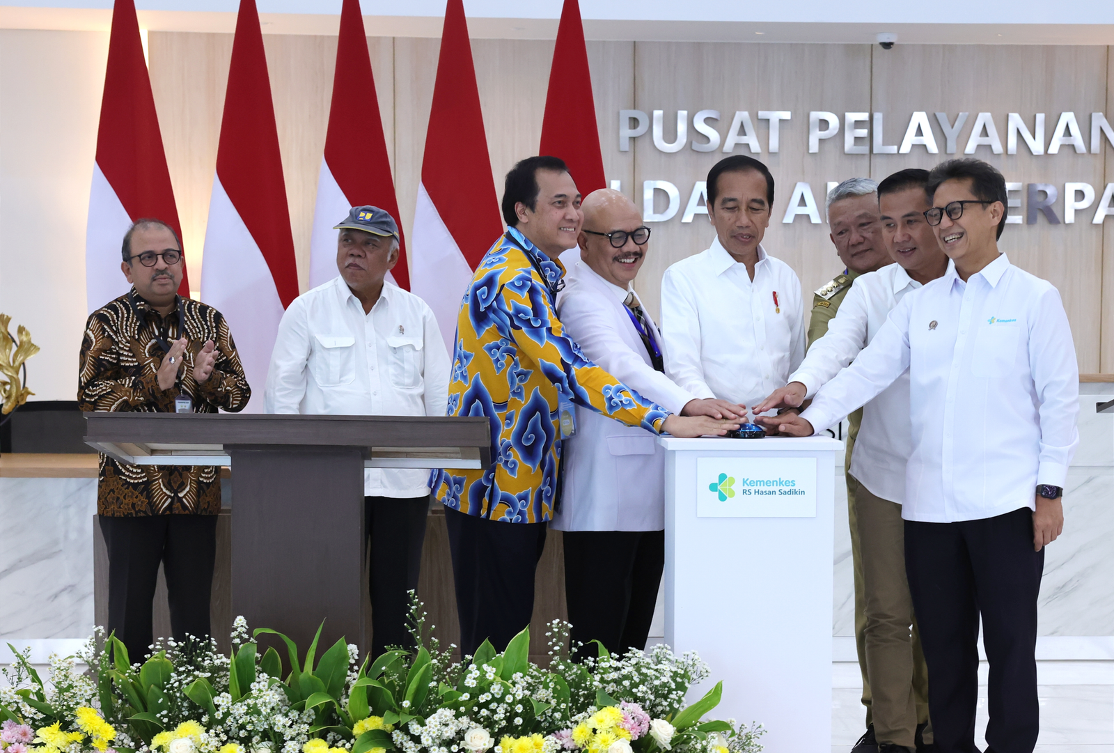Copy of presiden-tekan-sirine-untuk-resmikan-gedung-pelayanan-kesehatan-ibu-dan-anak-rshs-bandung_53956283919_o 1